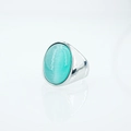 Anello in acciaio al titanio lucido con pietra occhio di gatto ovale ciano su bianco - Taglia 7 / Blu Acqua (Tono Argento)