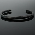 Brazalete Mobius negro mate de acero inoxidable con patrones geométricos grabados - Negro