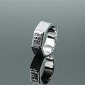 Anello in acciaio inossidabile lucido con rilievo di caratteri cinesi su superficie specchiata - US 7 / Stile "Pace" / Color Acciaio