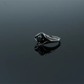 Bague vintage en acier inoxydable avec relief gaufré et une pierre noire centrale facettée - US 7 / Style Pierre Noire