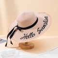 Détail d'un chapeau de paille à large bord avec broderie Hello Sunshine et ruban noir - 55-59cm (Ajustable) / Rose
