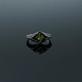 Bague vintage en acier inoxydable avec pierre précieuse verte ronde et détails perlés - US 7 / Style de Perle Verte
