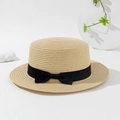 Eleganter flacher Strohhut mit schwarzem Band und Schleife auf minimalistischem Sockel - Einheitsgröße / Beige
