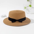 Eleganter flacher Strohhut mit schwarzem Band und Schleife auf weißem Hintergrund - Einheitsgröße / Khaki