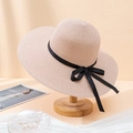 Détail d'un chapeau de paille beige avec ruban noir et texture tressée sur un support - 55-59cm / Rose