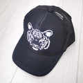 Dettaglio cappello trucker con stampa tigre, mesh traspirante e visiera curva su legno - Taglia unica / Nero e Bianco