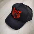 Cappellino trucker nero con stampa testa di tigre rossa, rete traspirante e cinturino regolabile - Taglia unica / Arancione Nero