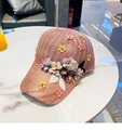 Dettaglio dei fiori 3D e delle piume su un cappellino da baseball in maglia rosa intrecciata - Rosa / Taglia unica