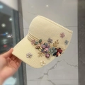 Visière en tricot beige pour femmes avec fleurs 3D colorées et pendentifs dorés élégants - Taille unique / Beige