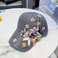 Berretto da baseball grigio in maglia per donna con fiori colorati e strass brillanti - Grigio / Taglia unica