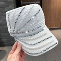 Visiera in maglia bianca con perle e strass per un'elegante protezione solare estiva - Taglia unica / Bianco