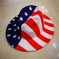 Vista superior detallada de un sombrero fedora de lana con patrón de bandera americana - Talla única / Color de Estrellas y Rayas