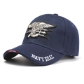 Marineblaue taktische Baseballkappe mit gesticktem Navy-Seals-Abzeichen auf weißem Hintergrund - Einheitsgröße / Marineblau