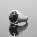 Anello minimalista in acciaio argento con una grande pietra nera ovale taglio cabochon - US 7 / Base Argento Pietra Nera