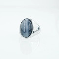 Anello in titanio argento lucido con una grande pietra occhio di gatto grigia ovale - Taglia 7 / Grigio (Tono Acciaio)