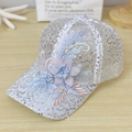 Dettaglio di ricamo floreale in pizzo e perle su berretto con paillettes traspirante - L / Bianco