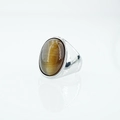 Anello in acciaio al titanio con occhio di gatto marrone ovale e finitura lucida - Taglia 7 / Ambra (Tono Acciaio)
