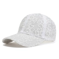 Weiße Baseballkappe aus Spitze mit Herz-Kleeblatt-Mustern und atmungsaktivem Design - L (58-60cm) / Weiß