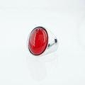 Anello da uomo in acciaio al titanio con pietra occhio di gatto rossa ovale su argento - Taglia 7 / Rosso (Tono Argento)
