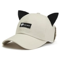 Détail de la casquette beige en coton avec oreilles de chat et étiquette faite main - Taille unique / Poche zippée