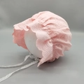 Cappellino da sole in pizzo rosa per neonata con ricami e volant eleganti - Taglia unica / Rosa