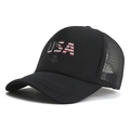 Cappellino trucker nero con lettere bandiera USA e grafica 1776 vista da un angolo di 45 - Regolabile / Nero