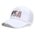 Witte USA mesh trucker pet met Amerikaanse vlag print in stijlvol zijprofiel - Verstelbaar / Wit