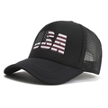 Zwarte USA trucker pet met Amerikaanse vlag print in de letters, 45 graden aanzicht - Verstelbaar / Zwart