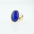 Anello in titanio dorato lucido con una grande gemma ovale blu occhio di gatto - Taglia 7 / Blu (Tono Oro)