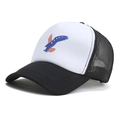 Zwart-witte mesh trucker pet met Amerikaanse vlag arend print, zijaanzicht van 45 graden - Verstelbaar / Zwart & Wit