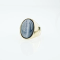 Anello in acciaio al titanio dorato con una grande pietra occhio di gatto blu-grigio - Taglia 7 / Grigio (Tono Oro)