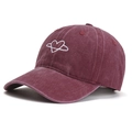 Berretto da baseball in cotone lavato bordeaux con ricamo a cuore bianco sul davanti - Regolabile / Borgogna