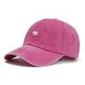 Detalle de gorra de algodón lavado rosa con bordado minimalista de un oso polar blanco fino - Ajustable / Rosa Rojo