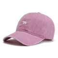 Detalle del bordado de oso blanco en gorra de béisbol de algodón lavado color púrpura - Ajustable / Rosa