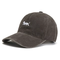 Gorra vintage gris oscuro lavado con bordado de cachorro blanco en vista de 45 grados - Ajustable / café
