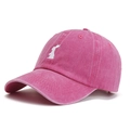 Berretto da baseball in cotone lavato rosa con ricamo a forma di coniglio bianco - Regolabile / Rosa Rosso