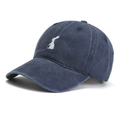 Berretto da baseball in cotone blu scuro con ricamo a coniglio bianco e visiera curva - Regolabile / Blu navy