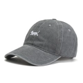 Primer plano de gorra de algodón gris lavado vintage con bordado detallado de perro - Ajustable / Gris