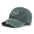 Dettaglio del cappellino vintage verde lavato con ricamo a cuore bianco e scritte ricamate - Verde Militare