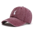Dettaglio del berretto da baseball bordeaux con ricamo a coniglio bianco e visiera curva - Regolabile / Borgogna