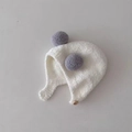 Cappello invernale per neonati con paraorecchie in peluche, pompon grigi e bottone in legno - 46-50cm (6 Mesi - 2 Anni) / crema
