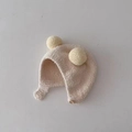 Dettaglio del cappello di peluche per neonati con trama in lana e bottone in legno - 46-50cm (6 Mesi - 2 Anni) / Beige