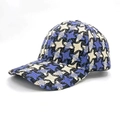 Primer plano de la textura del tejido de tweed de esta gorra de béisbol de invierno - Adulto / Azul Real
