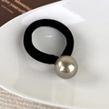 Gros plan d'un élastique à cheveux noir orné d'une grande perle métallique argentée - Grande Boule / Noir