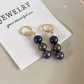 Macrodetail van driekleurige gradiëntparels aan gouden hoepels op elegante kaart - Blauw Paars Gradiënt Oorgesp (24333D)
