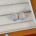 Primer plano de pendientes cuadrados plateados con purpurina en caja de madera de lujo - Estilo Cuadrado Plateado Brillante Esmerilado / Plateado