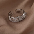 Gros plan d'une bague double couche en argent avec zircons marquise sur tissu satiné - Ouvert Réglable / Argenté