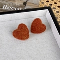 Dettaglio degli orecchini a cuore in feltro di lana con trama soffice arancione e gialla - Stile Cuore Arancione (24421B)