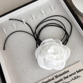 Detailansicht eines weißen Satin-Kamellien-Chokers mit schwarzem geflochtenem Seil - Weiß