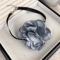 Dettaglio del choker a fiore in raso grigio con chiusura in metallo argento regolabile - Grigio Blu